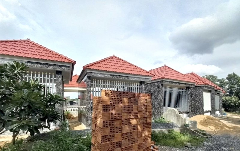 Nhiều nhà mồ đã được xây dựng hoàn thiện trên khu đất công 2,5ha ở phường Hóa An (TP.Biên Hòa). Ảnh: T.L