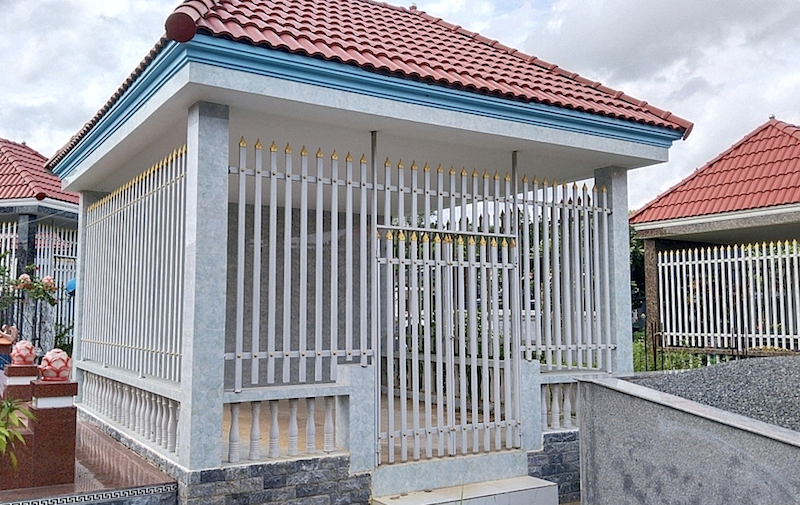 Nhà mồ được các đối tượng xây dựng khang trang rồi bán lại cho khách hàng có nhu cầu để thu lợi bất chính. Ảnh: Nguyễn Đức