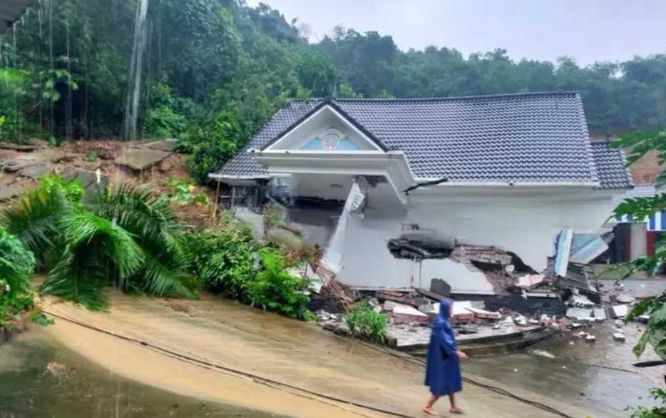 Biệt thự đổ sập ở Hà Nội, 7 người trong gia đình may mắn thoát chết- Ảnh 1.