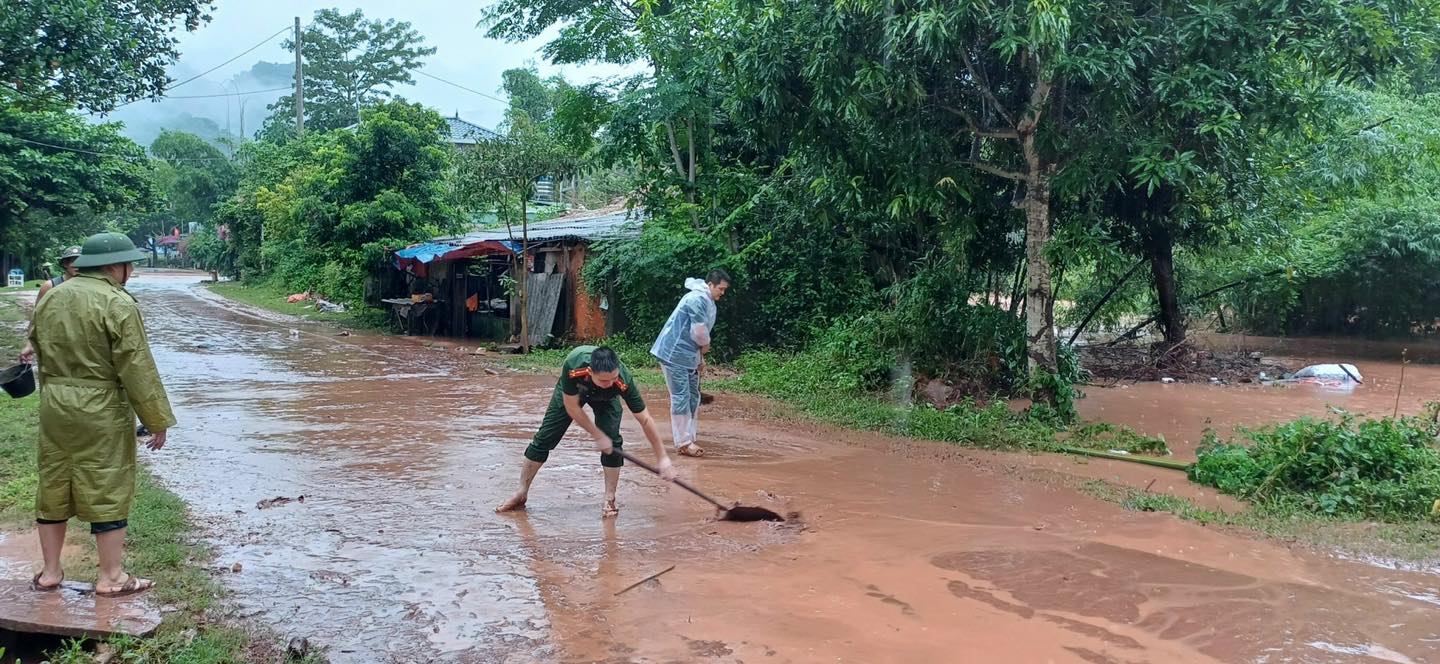 Hòa Bình tập trung ứng phó, khắc phục hậu quả mưa lũ - Ảnh 2.