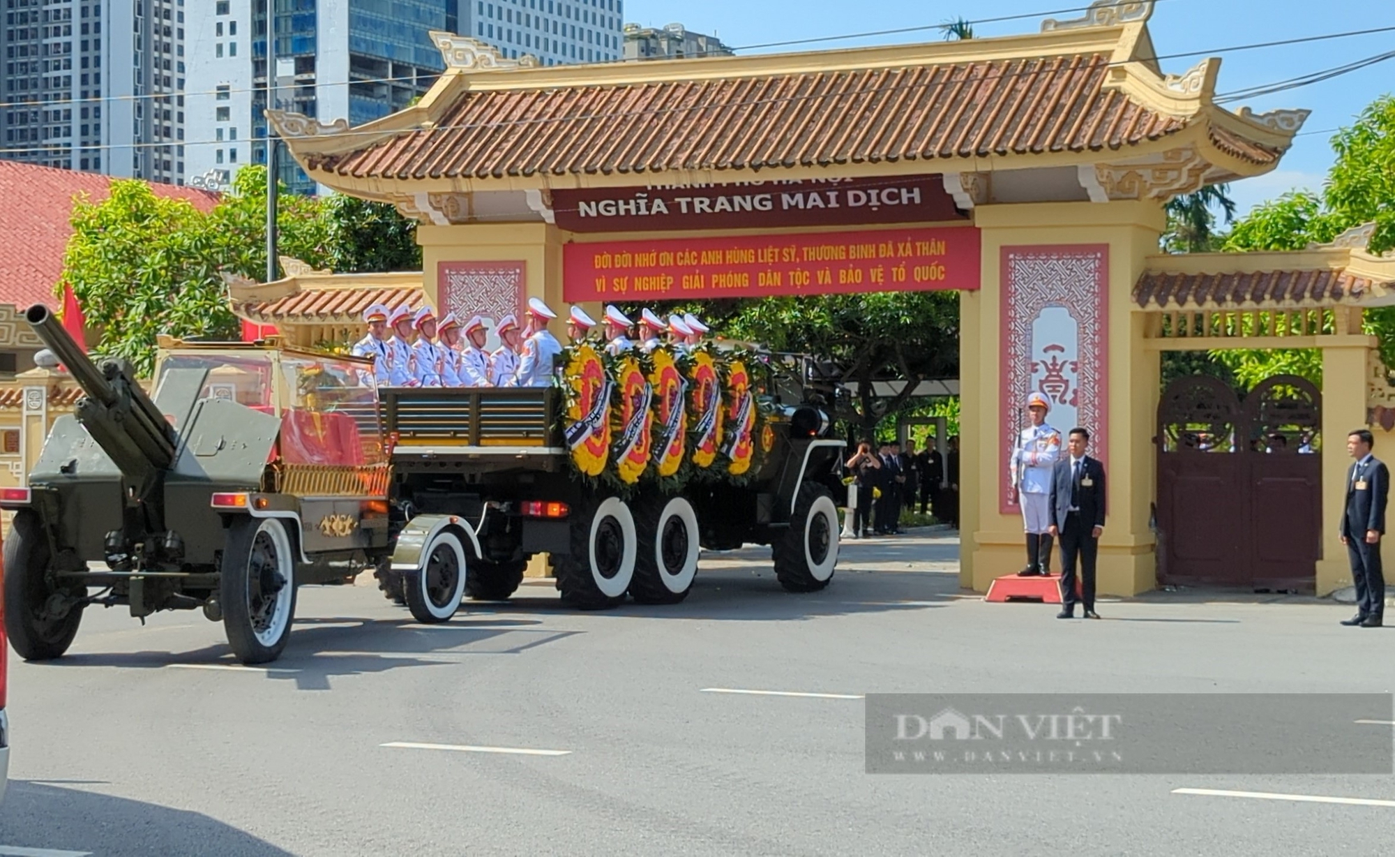 Hàng nghìn người nán lại bên ngoài Nghĩa trang Mai Dịch tưởng nhớ Tổng Bí thư Nguyễn Phú Trọng- Ảnh 1.