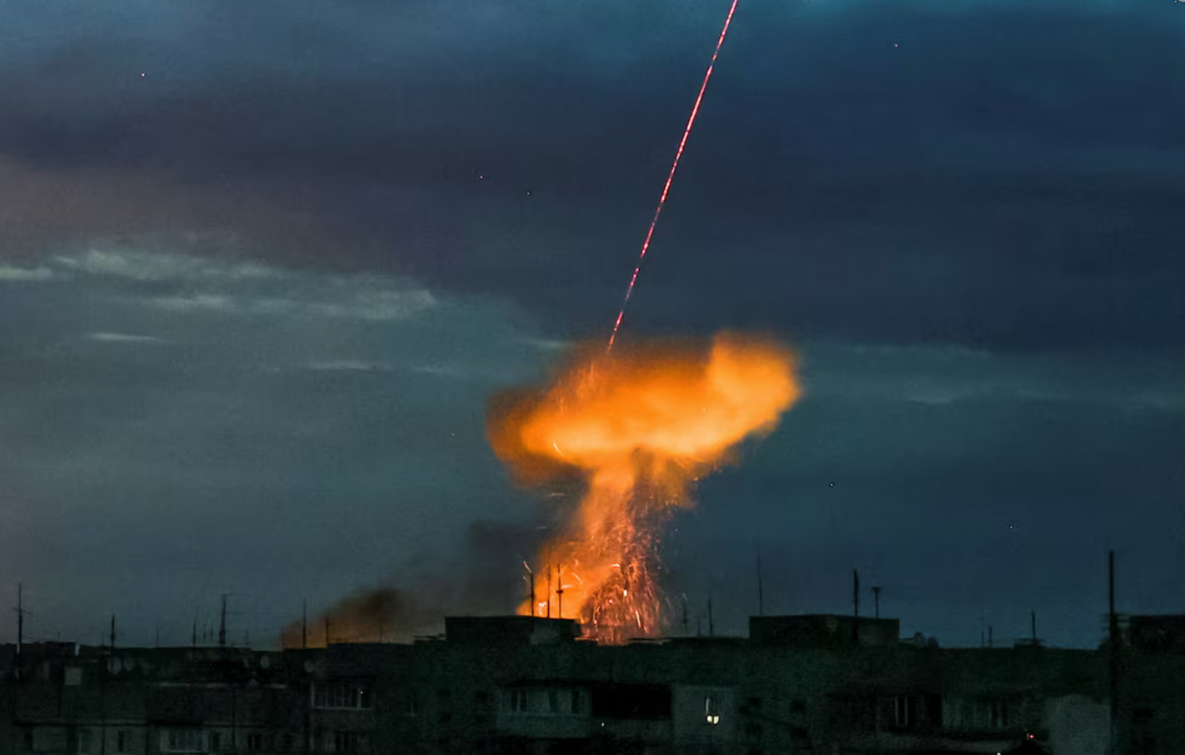 Hàng chục UAV Nga bị bắn rụng trong cuộc tấn công ồ ạt vào nhà máy quan trọng của Ukraine- Ảnh 1.