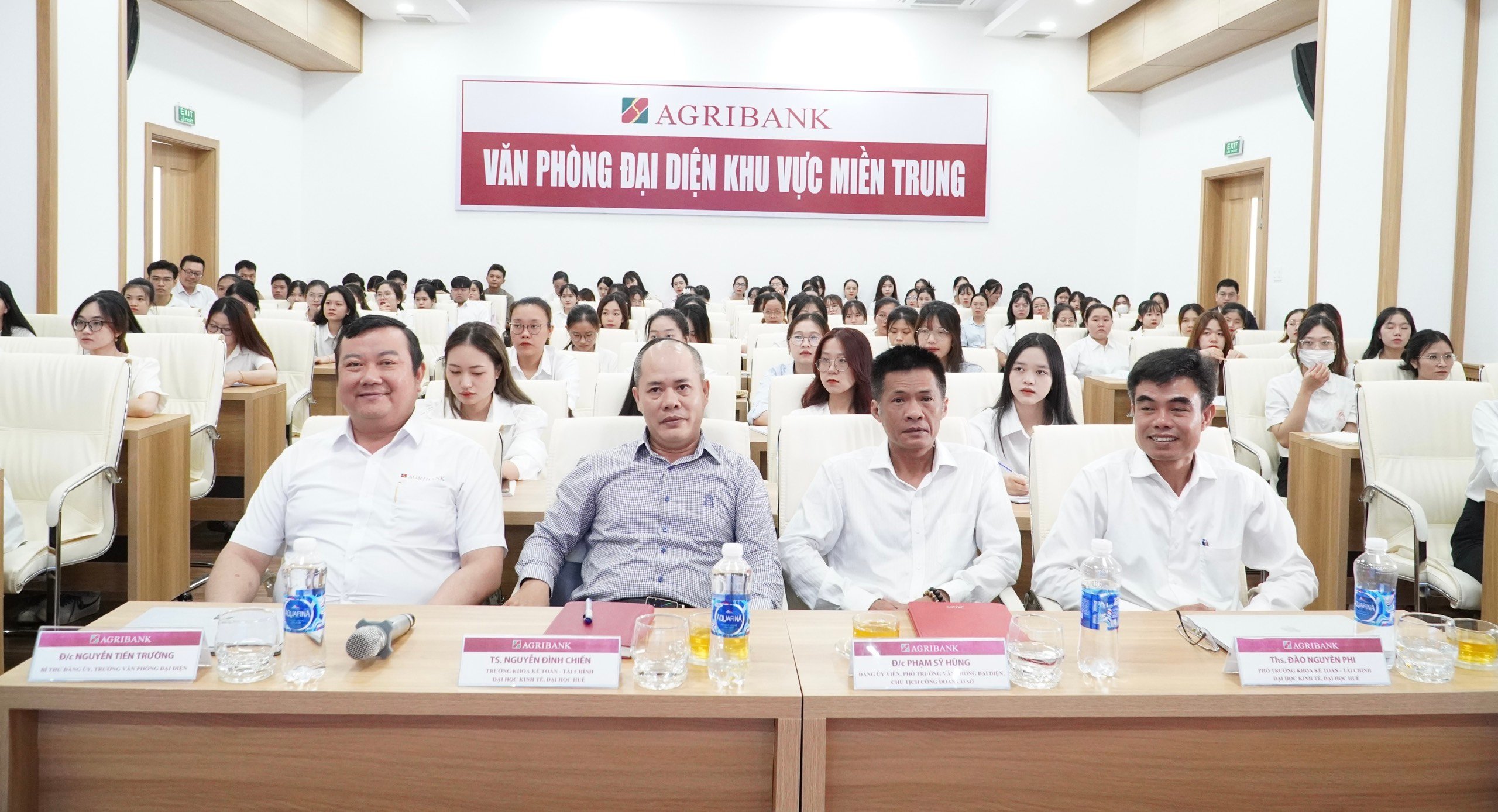 Agribank miền Trung chia sẻ kinh nghiệm trong hoạt động ngân hàng với sinh viên Trường Đại học kinh tế - Đại học Huế- Ảnh 1. Agribank miền Trung chia sẻ kinh nghiệm trong hoạt động ngân hàng với sinh viên Trường Đại học kinh tế - Đại học Huế- Ảnh 1.