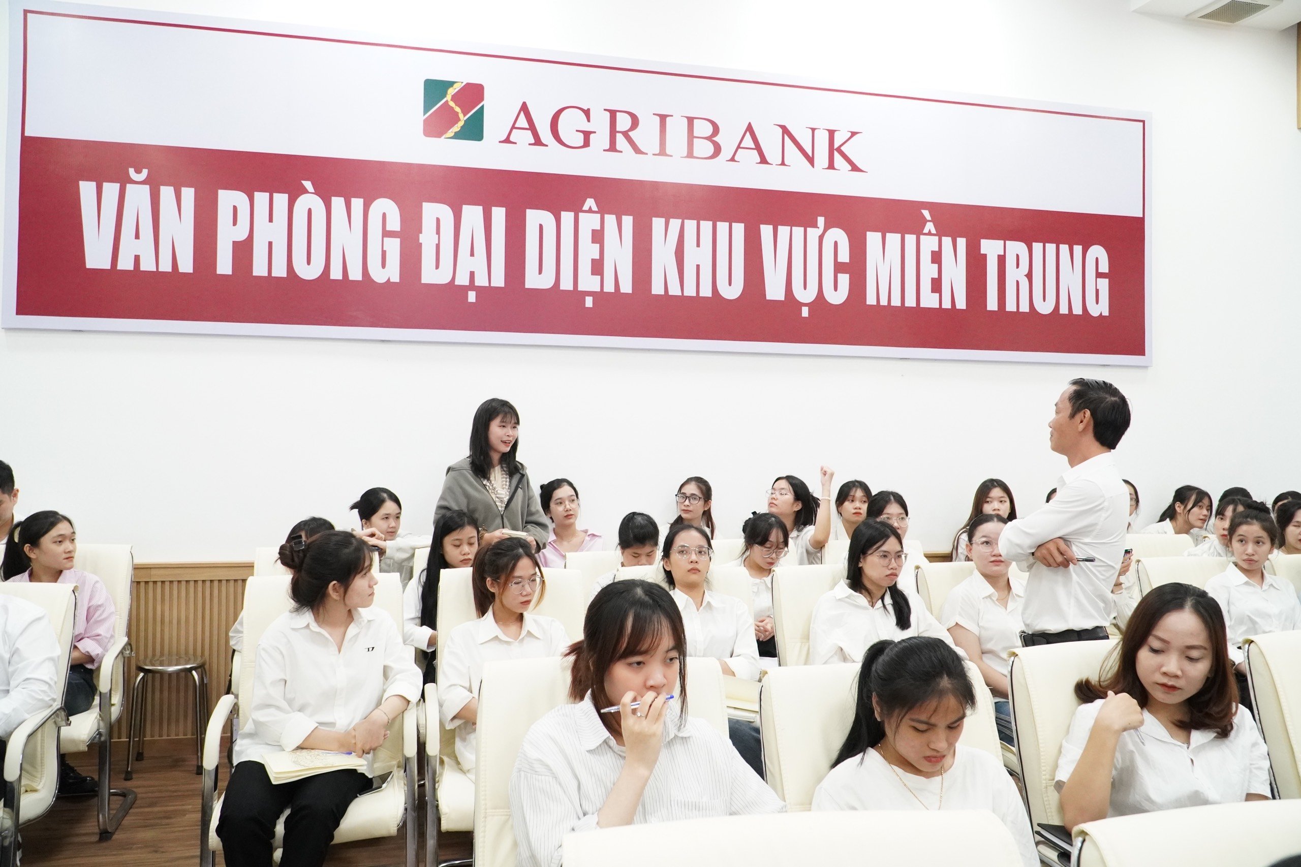 Agribank miền Trung chia sẻ kinh nghiệm trong hoạt động ngân hàng với sinh viên Trường Đại học kinh tế - Đại học Huế- Ảnh 2. Agribank miền Trung chia sẻ kinh nghiệm trong hoạt động ngân hàng với sinh viên Trường Đại học kinh tế - Đại học Huế- Ảnh 2.