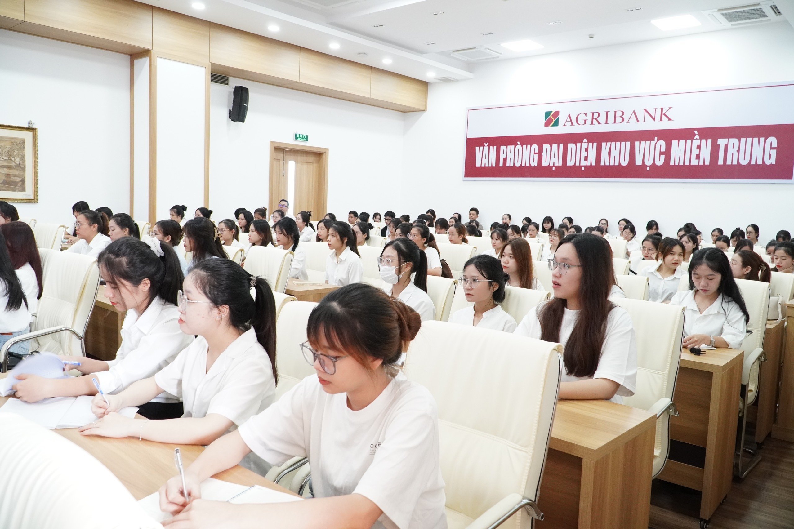 Agribank miền Trung chia sẻ kinh nghiệm trong hoạt động ngân hàng với sinh viên Trường Đại học kinh tế - Đại học Huế- Ảnh 3. Agribank miền Trung chia sẻ kinh nghiệm trong hoạt động ngân hàng với sinh viên Trường Đại học kinh tế - Đại học Huế- Ảnh 3.