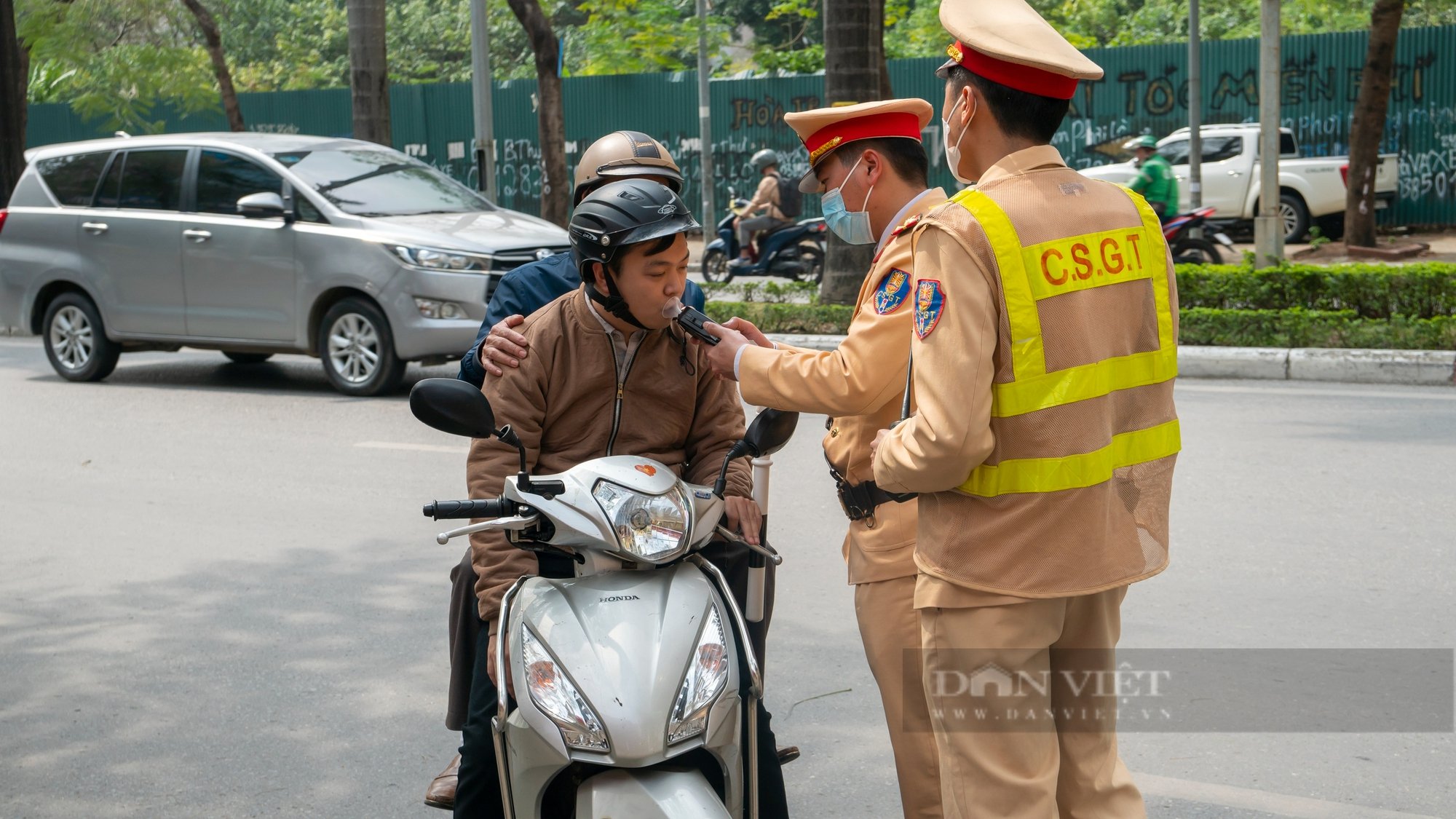 Luật Trật tự, An toàn giao thông đường bộ 2024: Những hành vi cấm tuyệt đối khi lái xe- Ảnh 1.