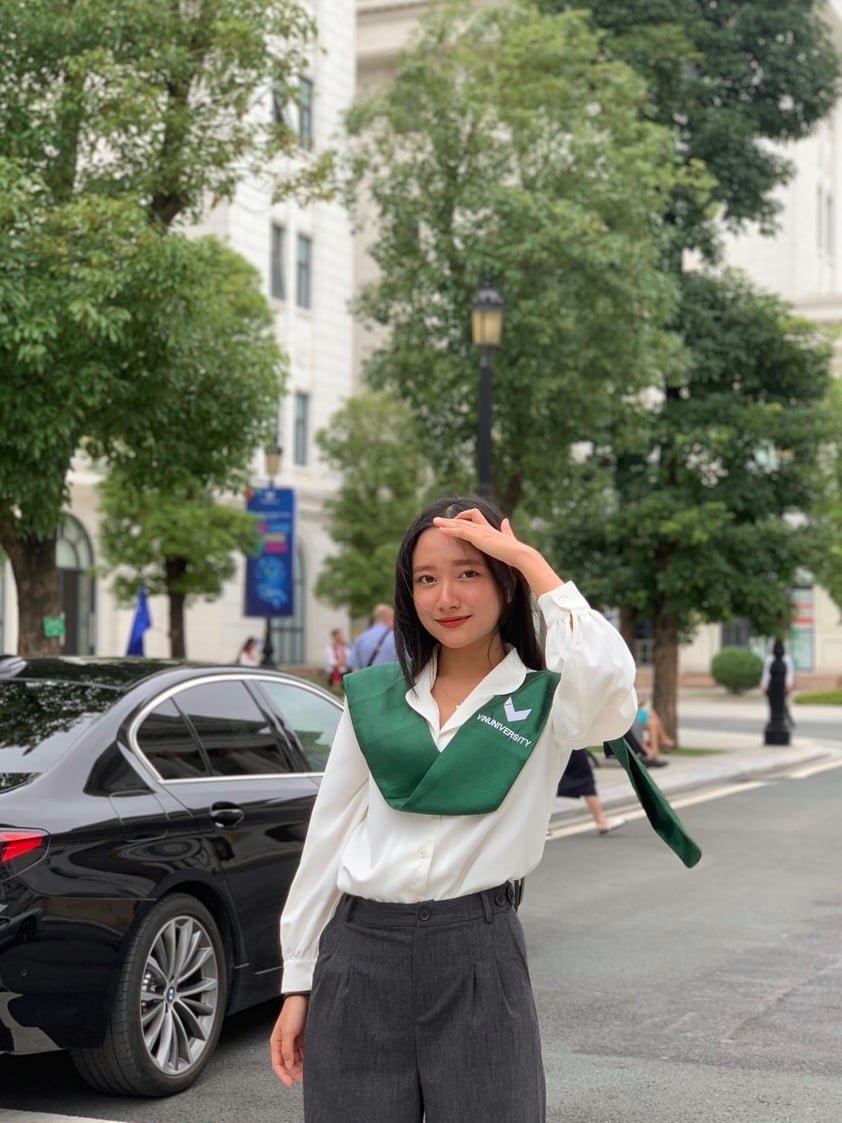 Ngọc Trân là cử nhân có thành tích học tập, nghiên cứu và hoạt động xuất sắc.