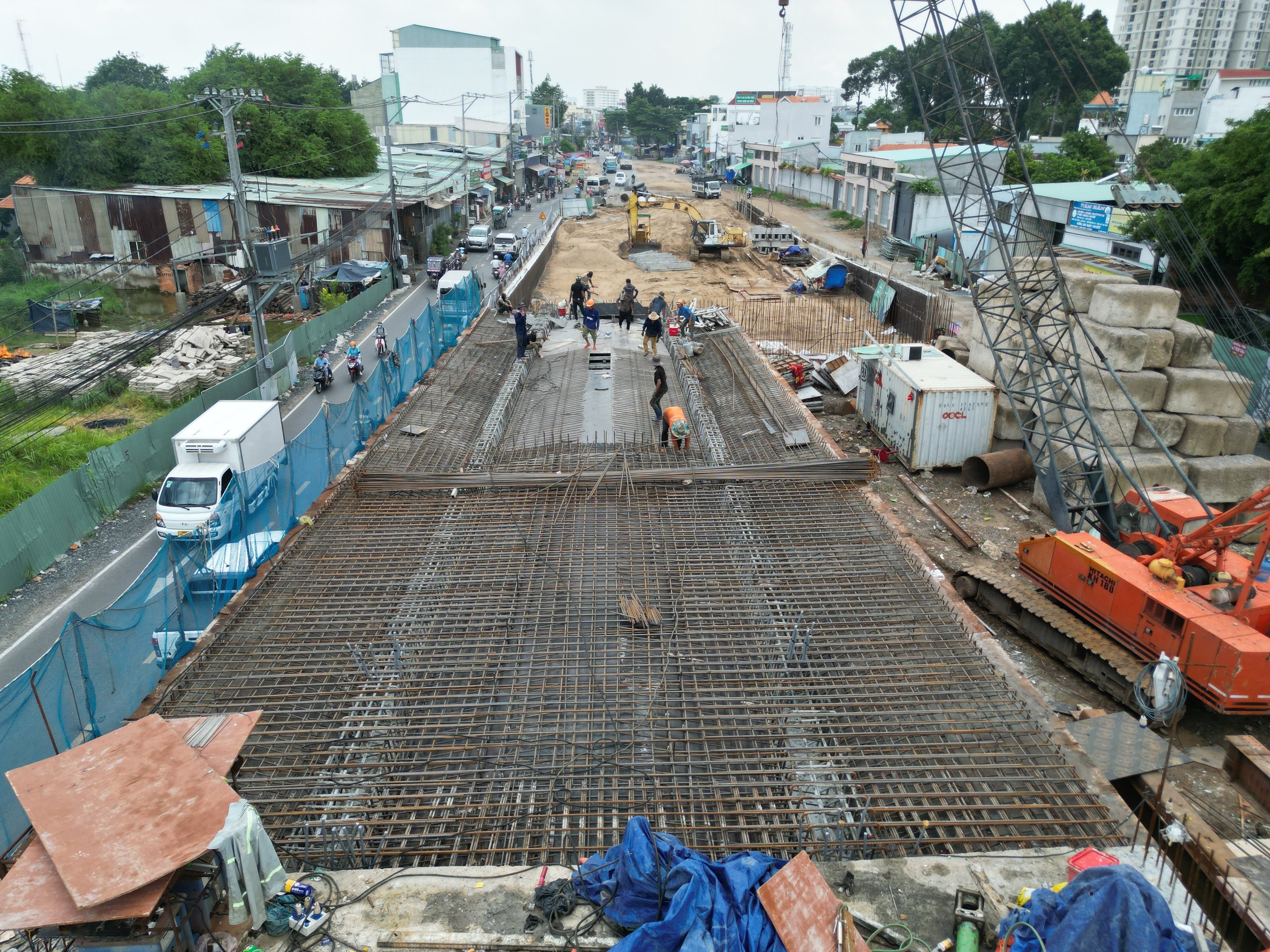 Công nhân tất bật thi công cầu cầu huyết mạch hơn 900 tỷ đồng ở Thủ Đức- Ảnh 3.
