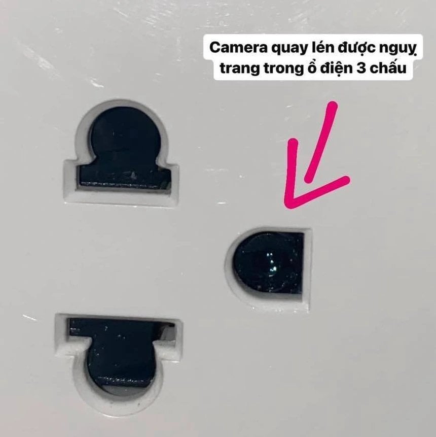 Cảnh sát hình sự vào cuộc vụ camera giấu kín trong ổ điện lắp tại phòng trọ ở Hà Nội- Ảnh 1.