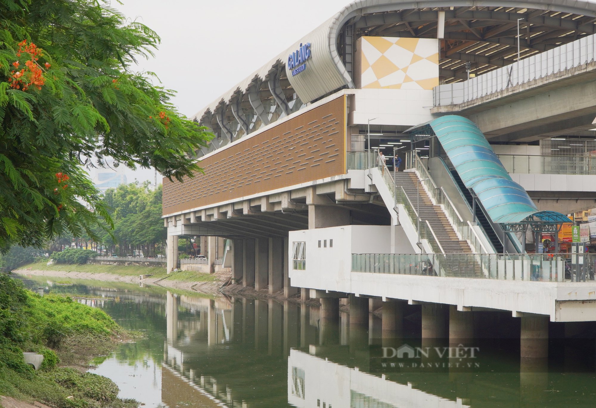 Người Hà Nội ngỡ ngàng trước cảnh nước sông Tô Lịch bỗng chuyển màu xanh- Ảnh 1.