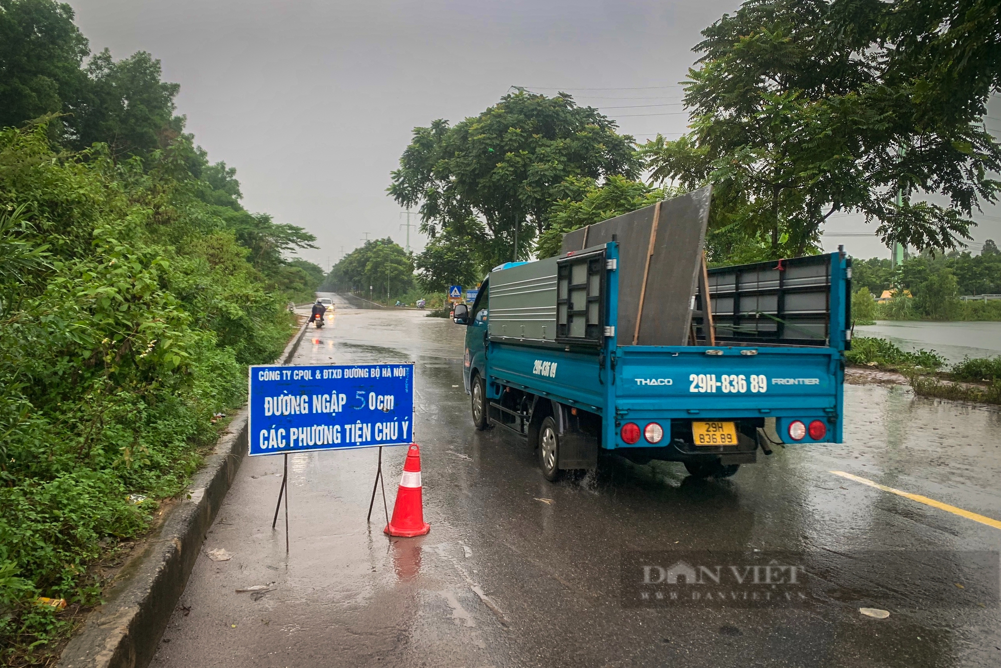 Ấn tượng với cậu bé cầm lá cờ "vẽ đường" tránh đoạn ngập lụt trên Đại lộ Thăng Long- Ảnh 8.