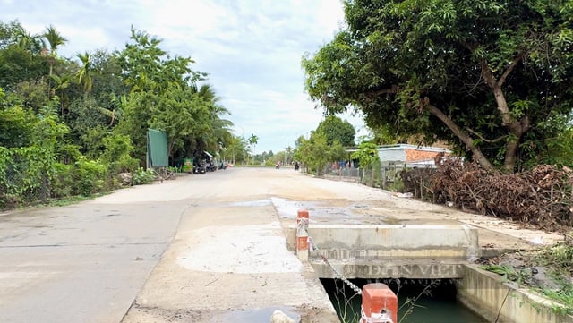 Khang trang “áo” mới cho 2 đoạn kênh đi qua khu dân cư trung tâm nội thành Quảng Ngãi- Ảnh 3. Khang trang “áo” mới cho 2 đoạn kênh đi qua khu dân cư trung tâm nội thành Quảng Ngãi- Ảnh 3.