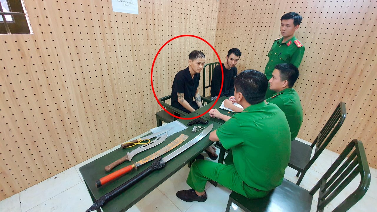 Nổ 3 phát súng uy hiếp người thân của người có mâu thuẫn trên mạng, 2 đối tượng bị bắt- Ảnh 1.