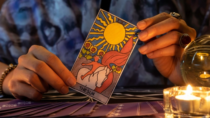 Tin theo bói bài Tarot, cô gái phải nhập viện điều trị tâm thần- Ảnh 1.