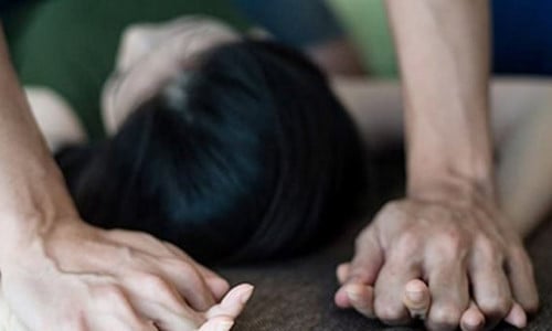 Một thợ chụp ảnh bị công an tạm giữ để điều tra vì bị tố hiếp dâm người mẫu- Ảnh 1.