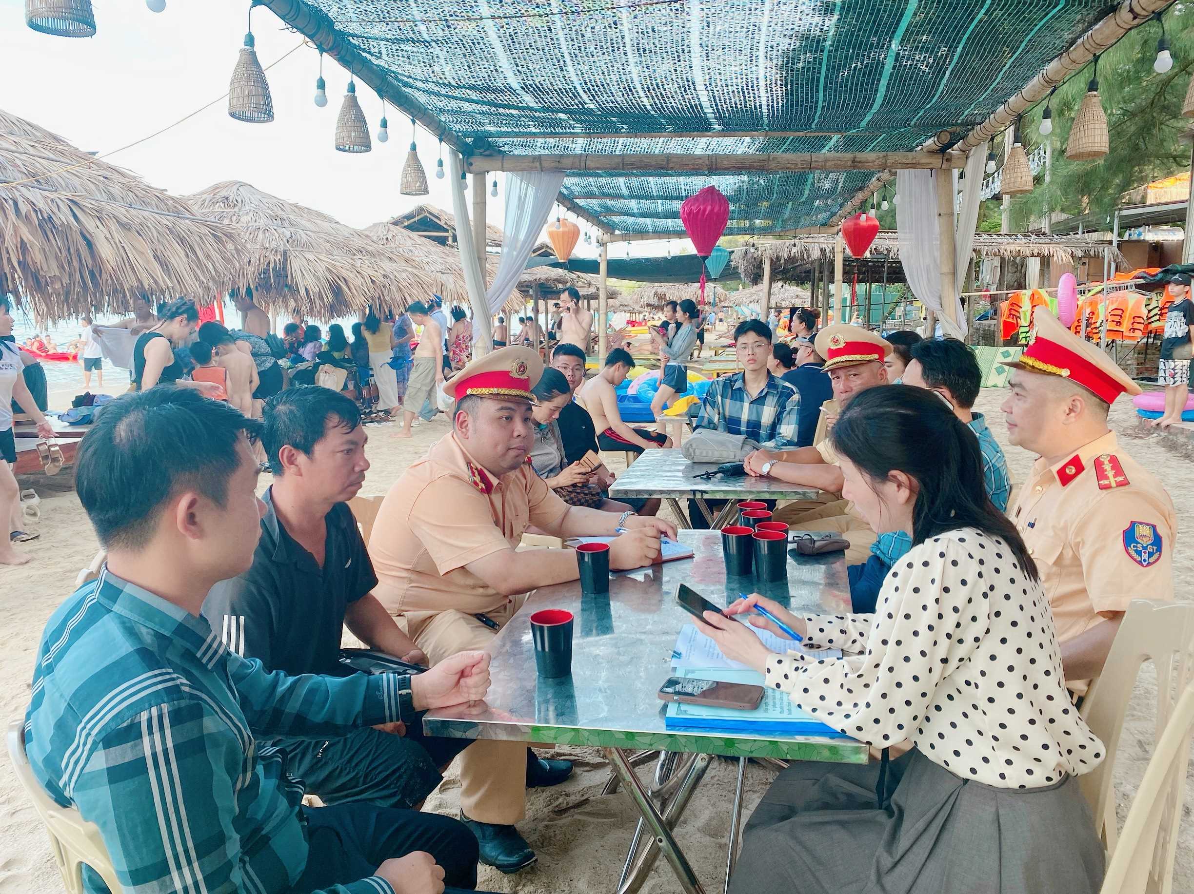 Mô tô nước phát nổ khi đang chạy trên biển Cô Tô, người điều khiển bị hất văng- Ảnh 2.
