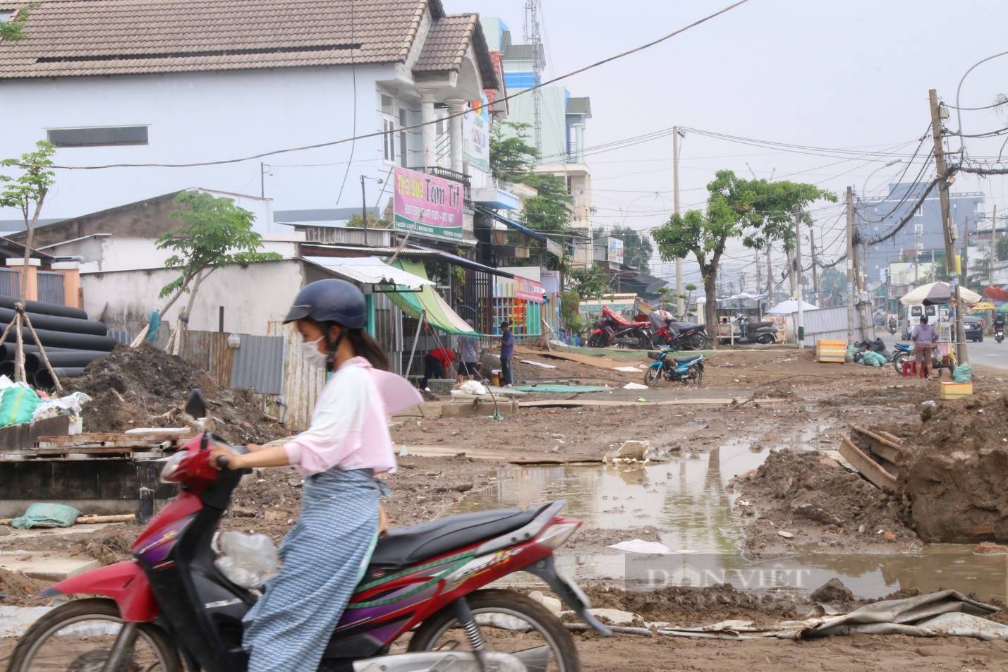 Dự án mở rộng Quốc lộ 50: Đất đá, sình lầy gây phiền toái cho người dân.- Ảnh 5.