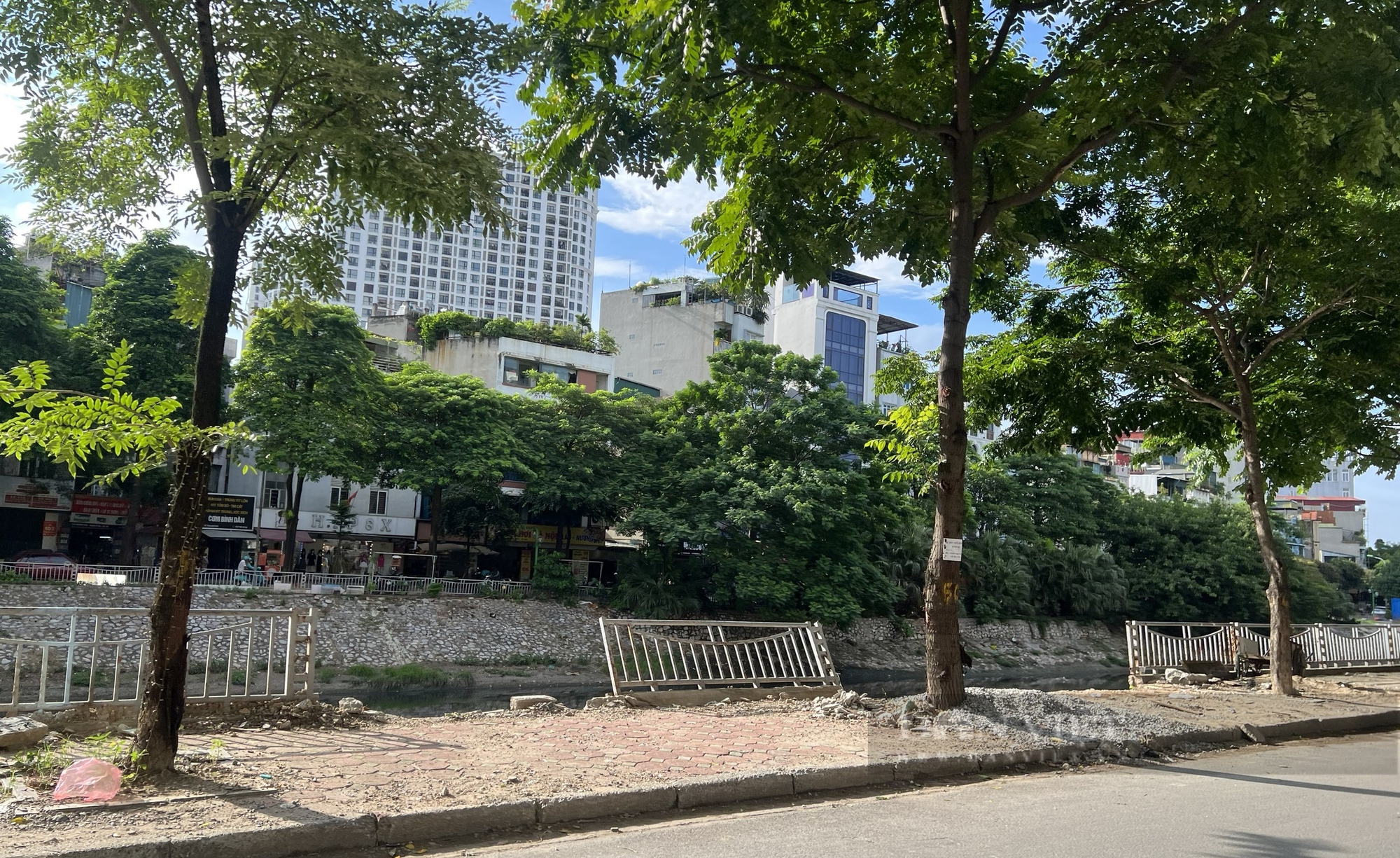 Hà Nội: Loạt lan can gãy, đổ ven sông và muôn cách gia cố tạm- Ảnh 2.