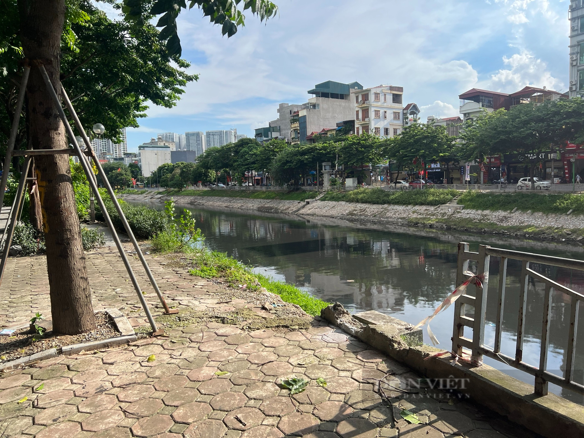 Hà Nội: Loạt lan can gãy, đổ ven sông và muôn cách gia cố tạm- Ảnh 3.