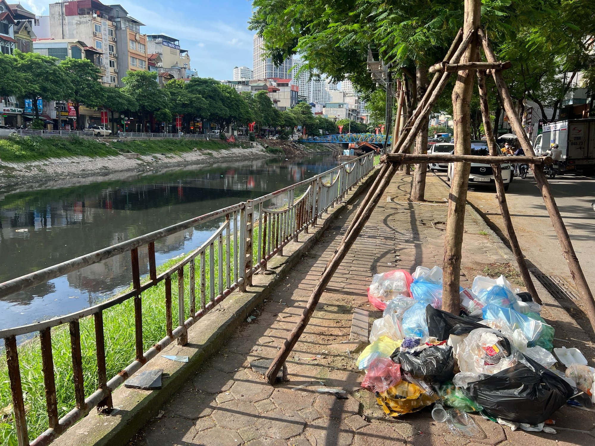 Hà Nội: Loạt lan can gãy, đổ ven sông và muôn cách gia cố tạm- Ảnh 5.