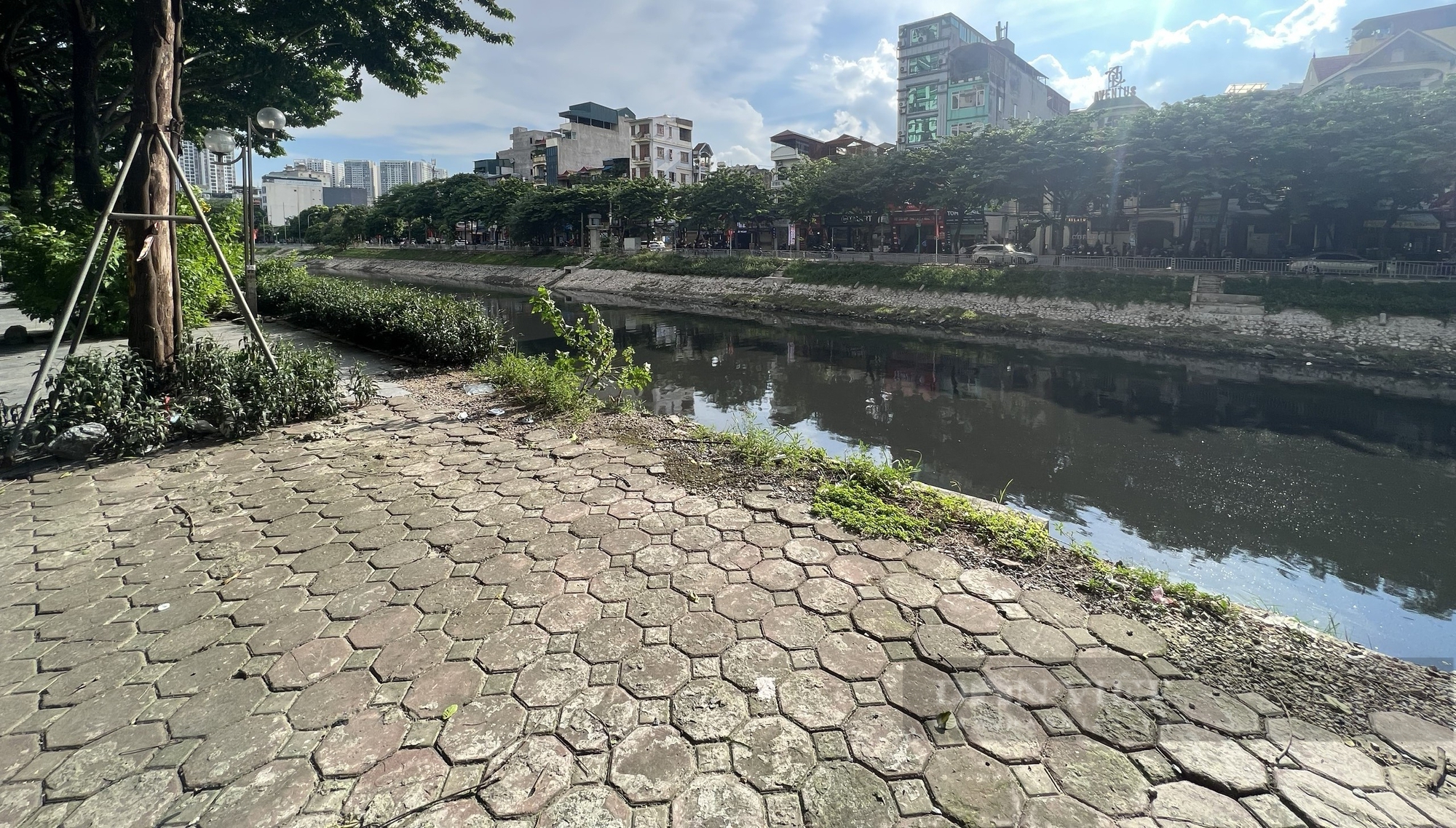 Hà Nội: Loạt lan can gãy, đổ ven sông và muôn cách gia cố tạm- Ảnh 6.