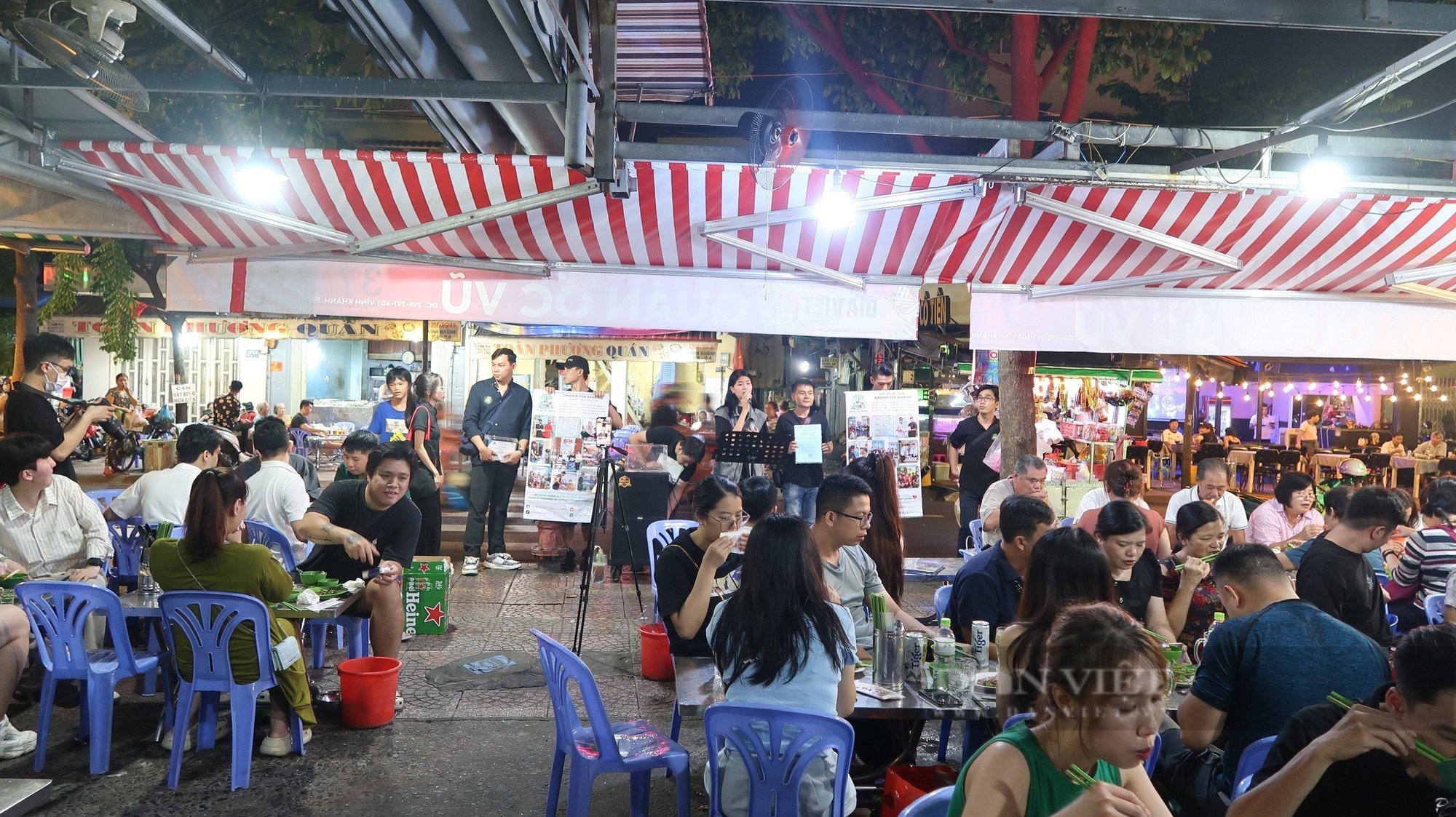 Nhóm thiện nguyện hát rong gây quỹ cho trẻ em kém may mắn- Ảnh 3.