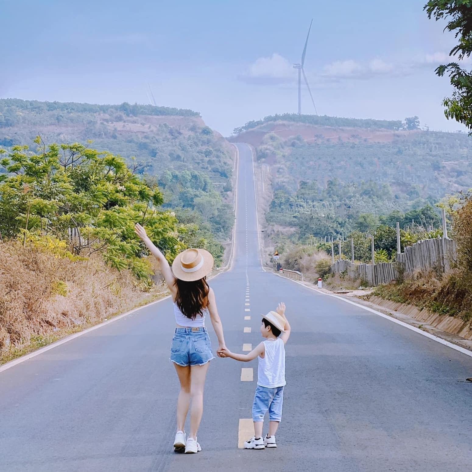 Hành trình xuyên Việt: Cậu bé 4 tuổi rưỡi cùng mẹ thực hiện ước mơ- Ảnh 5.