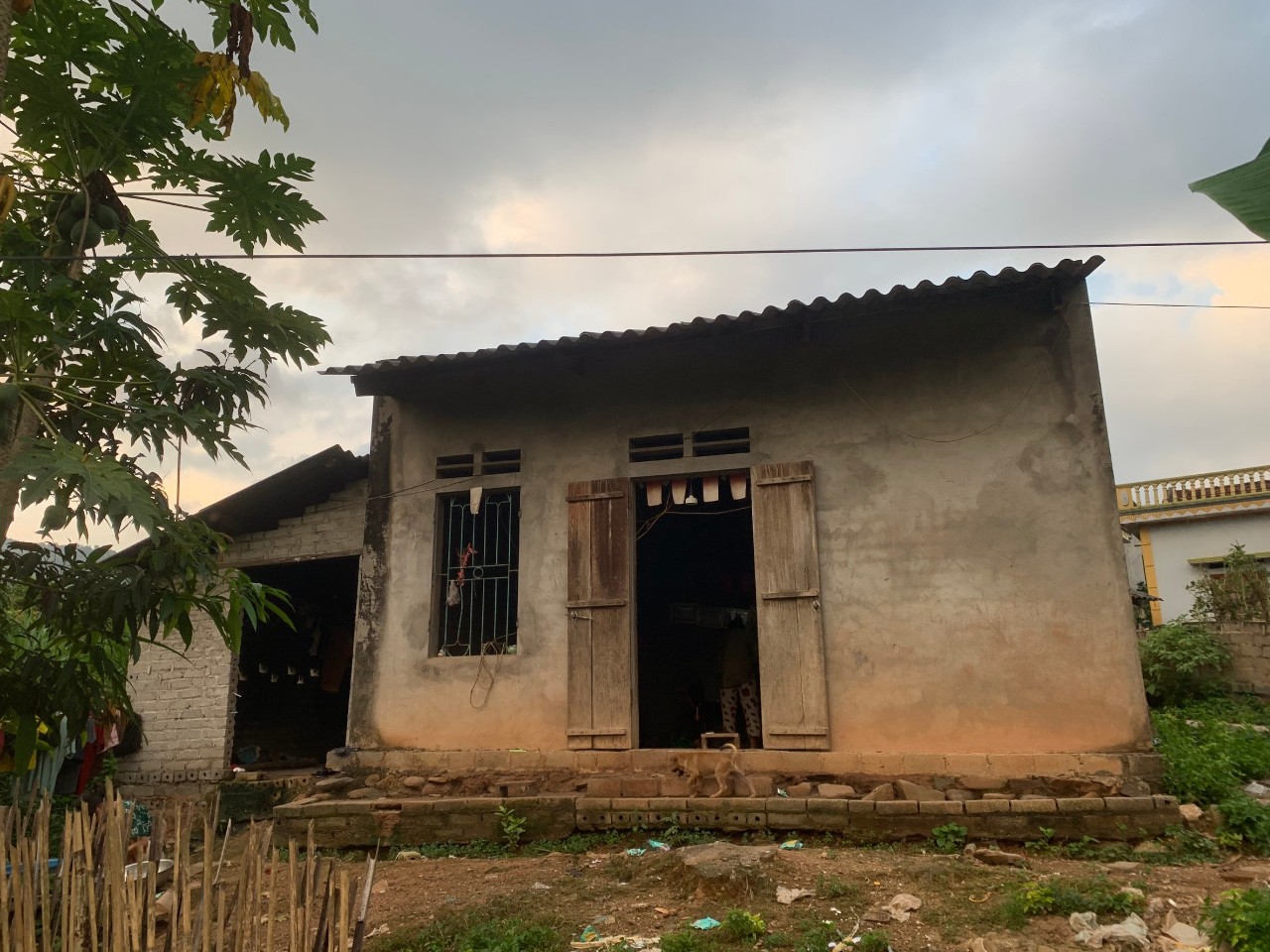 Vợ “còng lưng” chạy chữa cho chồng bị bệnh hiểm nghèo và ba con thơ- Ảnh 1.