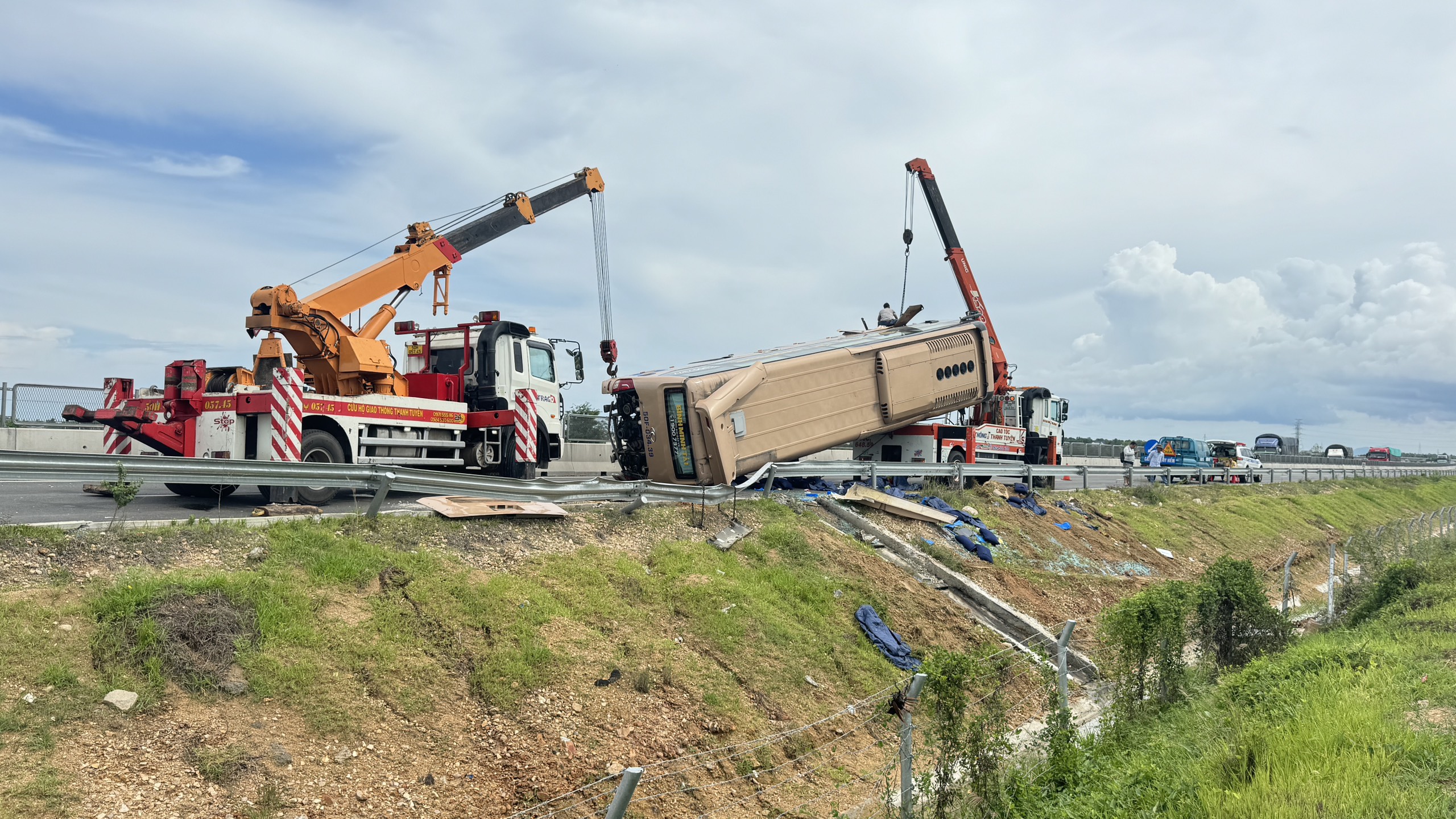 Xe giường nằm tông dải phân cách trên cao tốc Vĩnh Hảo – Phan Thiết rồi cắm đầu xuống rãnh thoát nước- Ảnh 2.