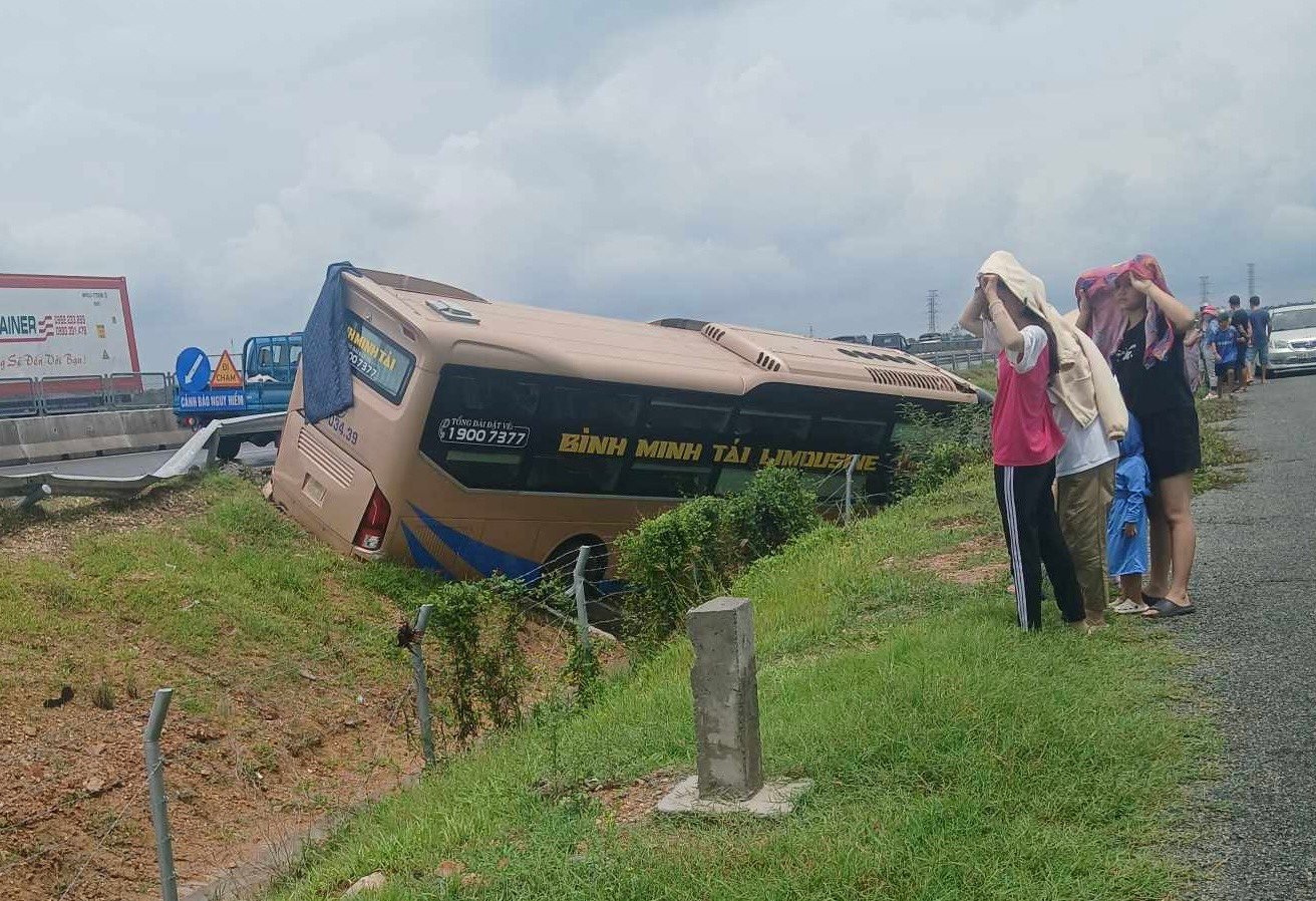 Xe giường nằm tông dải phân cách trên cao tốc Vĩnh Hảo – Phan Thiết rồi cắm đầu xuống rãnh thoát nước- Ảnh 1.
