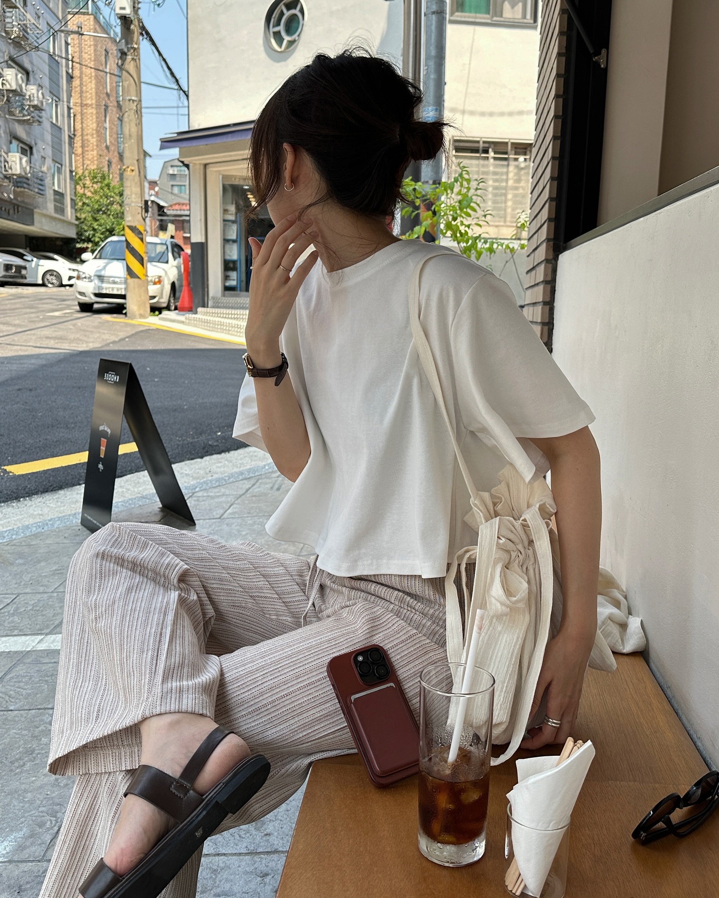 Diện áo thun theo phong cách tối giản đẹp từ công sở đẹp ra ngoài phố- Ảnh 9.