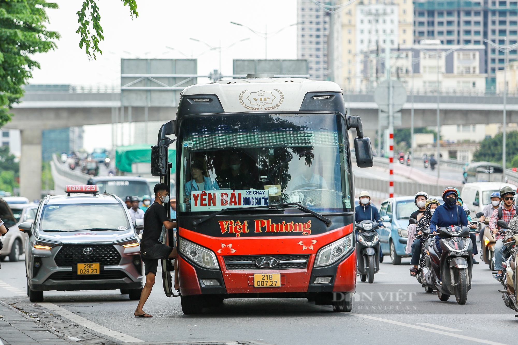 Chạy xe khách rùa bò bị CSGT xử phạt, tài xế nói vì miếng cơm manh áo- Ảnh 1.