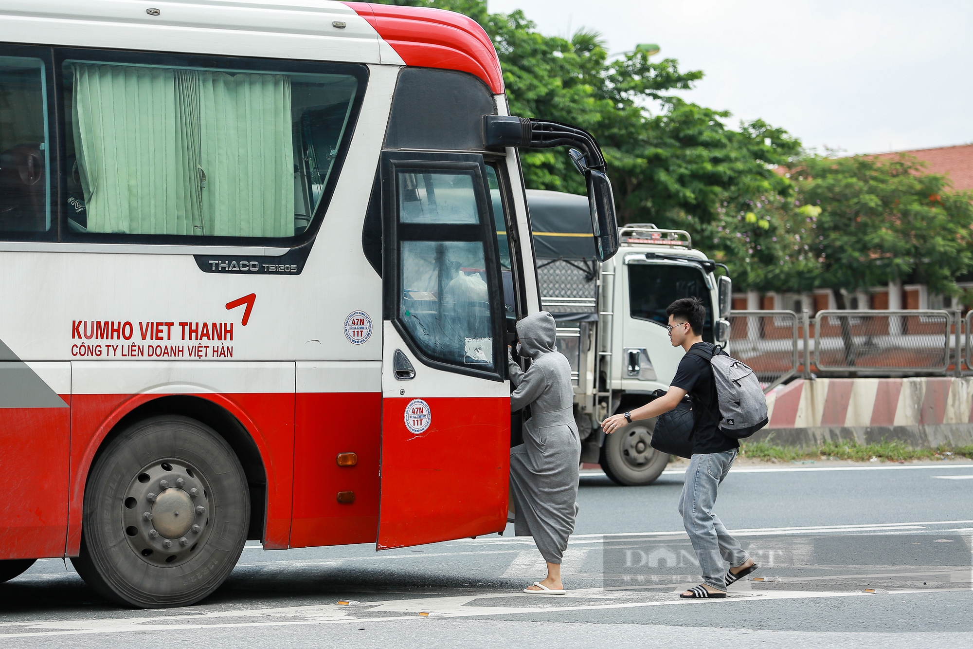 Chạy xe khách rùa bò bị CSGT xử phạt, tài xế nói vì miếng cơm manh áo- Ảnh 3.