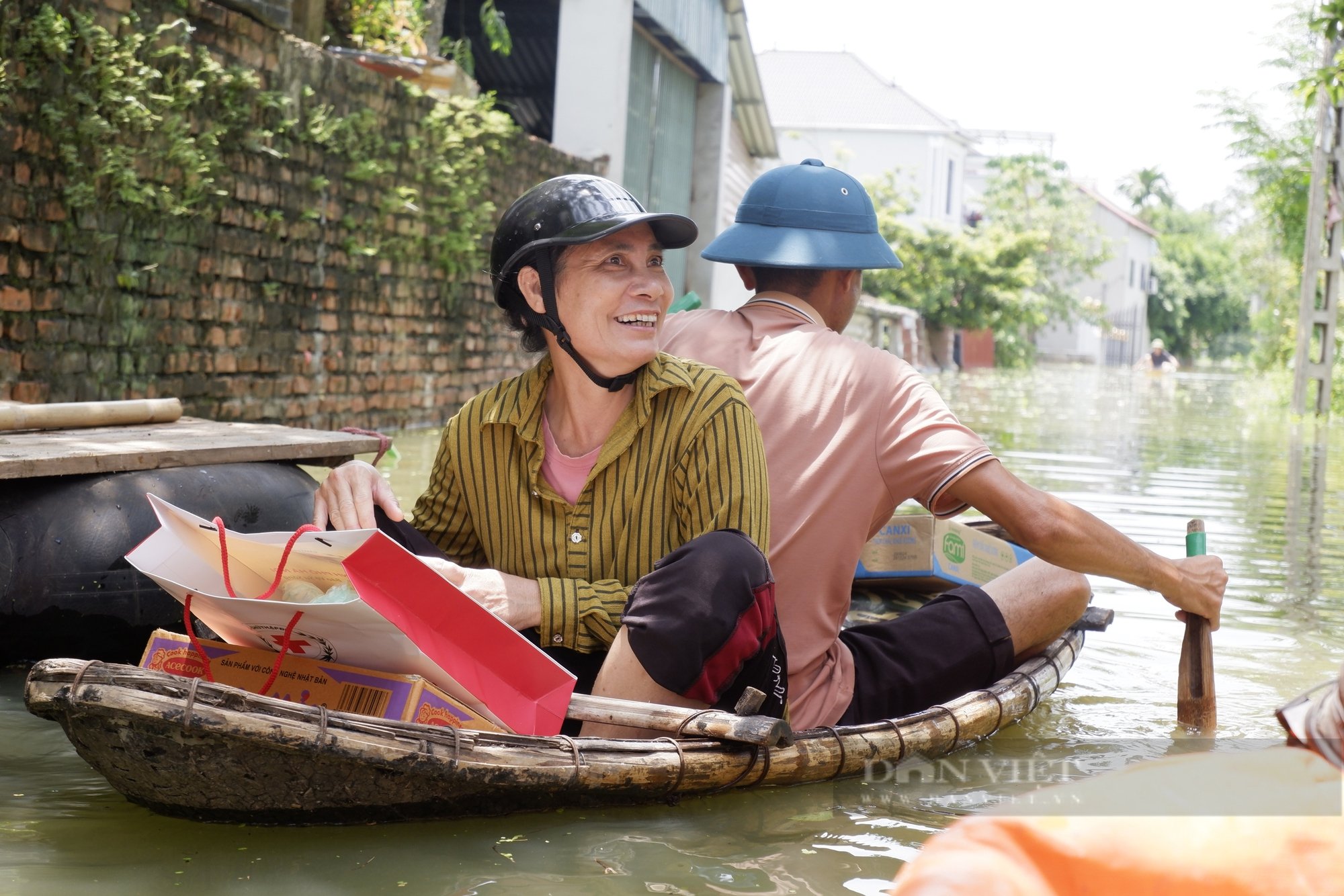 Ngập lụt Chương Mỹ: Phố thành sông, người Hà Nội di chuyển bằng thuyền, hoa màu ngập úng- Ảnh 6.