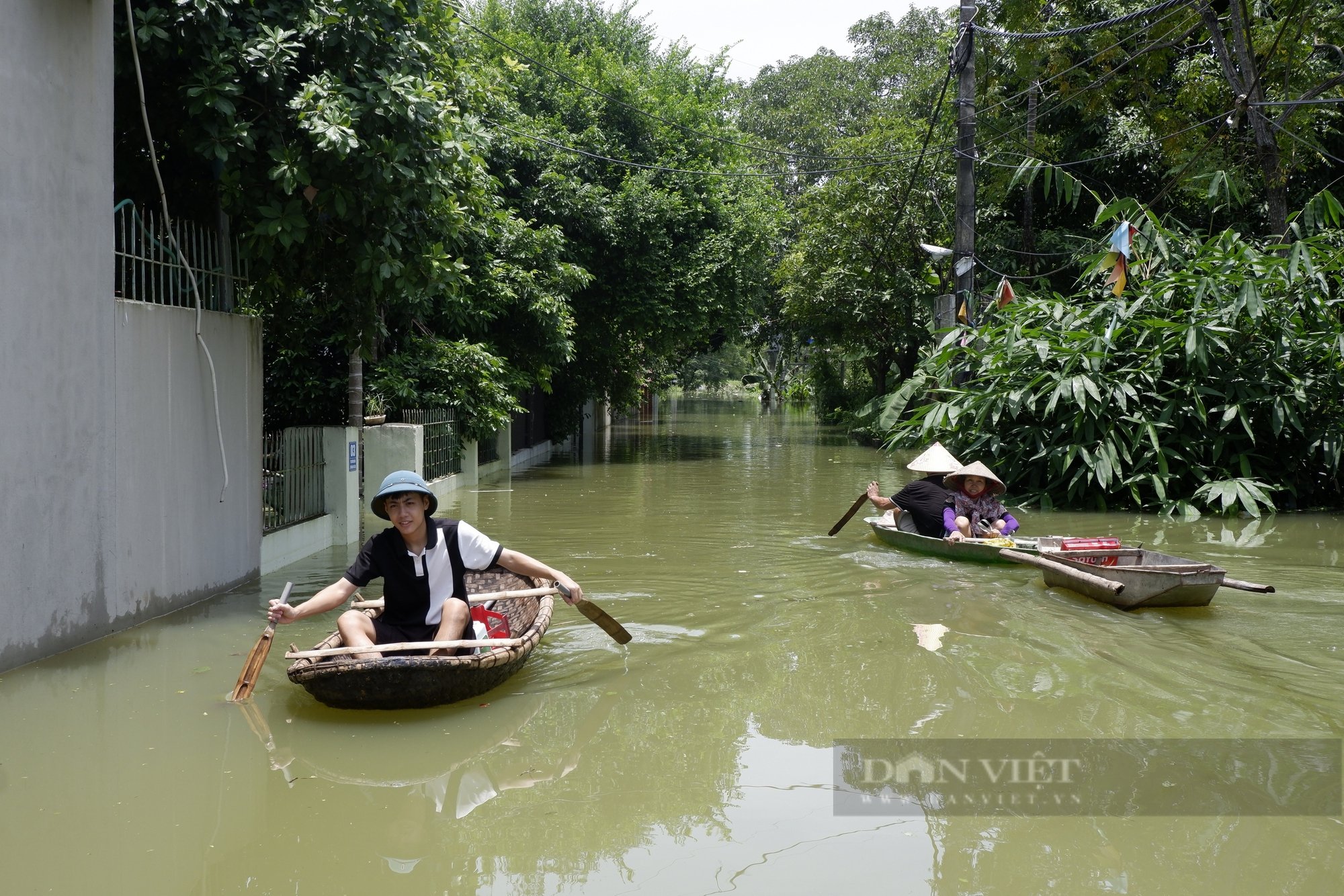 Ngập lụt Chương Mỹ: Phố thành sông, người Hà Nội di chuyển bằng thuyền, hoa màu ngập úng- Ảnh 8.