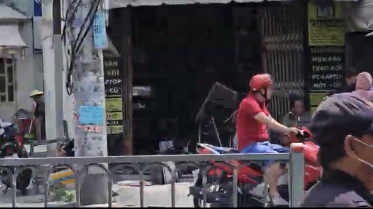 Cảnh sát đang điều tra nguyên nhân tiệm mua bán, sửa chữa máy tính ở TP.HCM cháy rụi trong đêm- Ảnh 1.