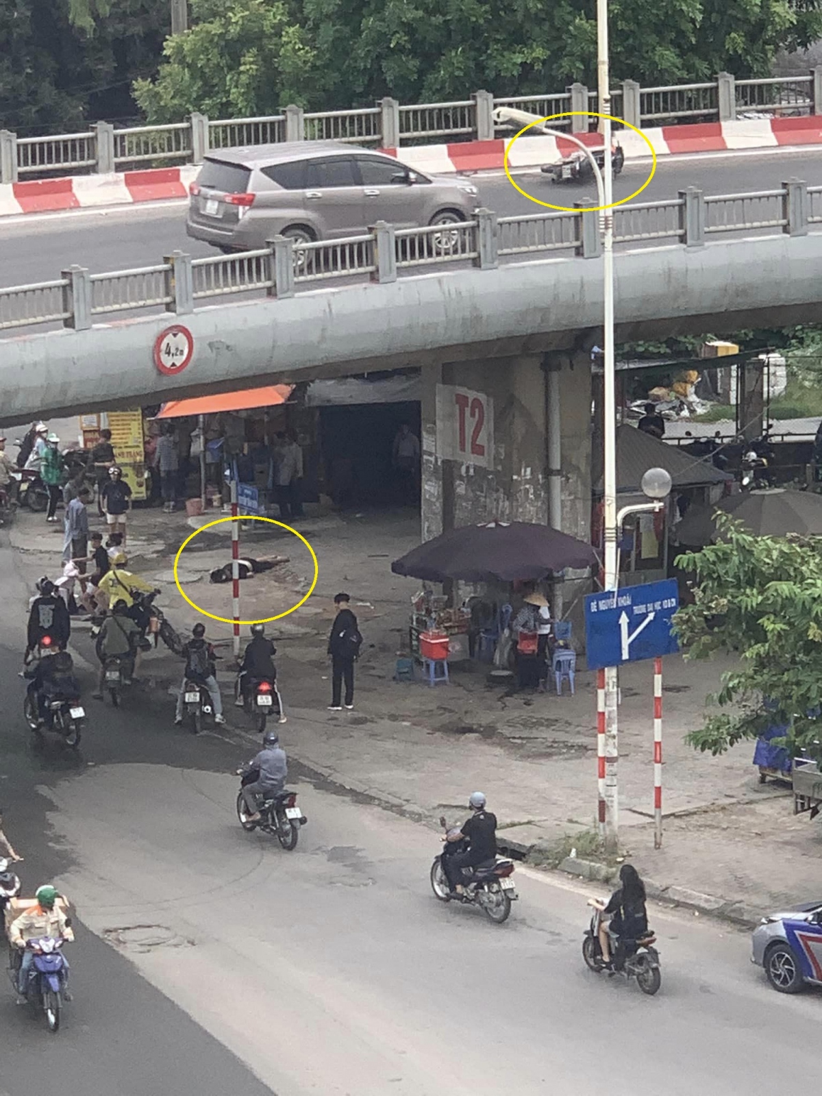 Nam thanh niên đi xe máy đâm vào lan can cầu Vĩnh Tuy, rơi từ trên cao xuống đất- Ảnh 1.