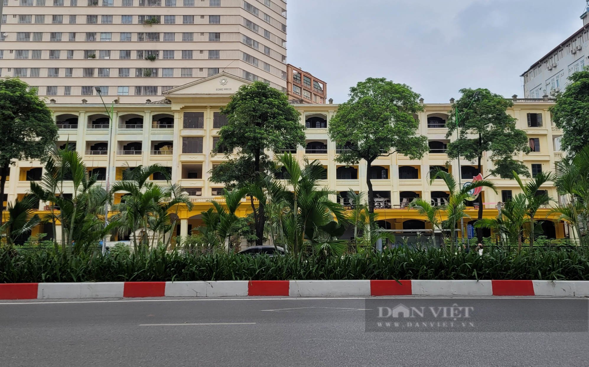 Nhiều trụ sở bỏ hoang tới 17 năm trên một con phố ở quận Hà Đông - Ảnh 8.