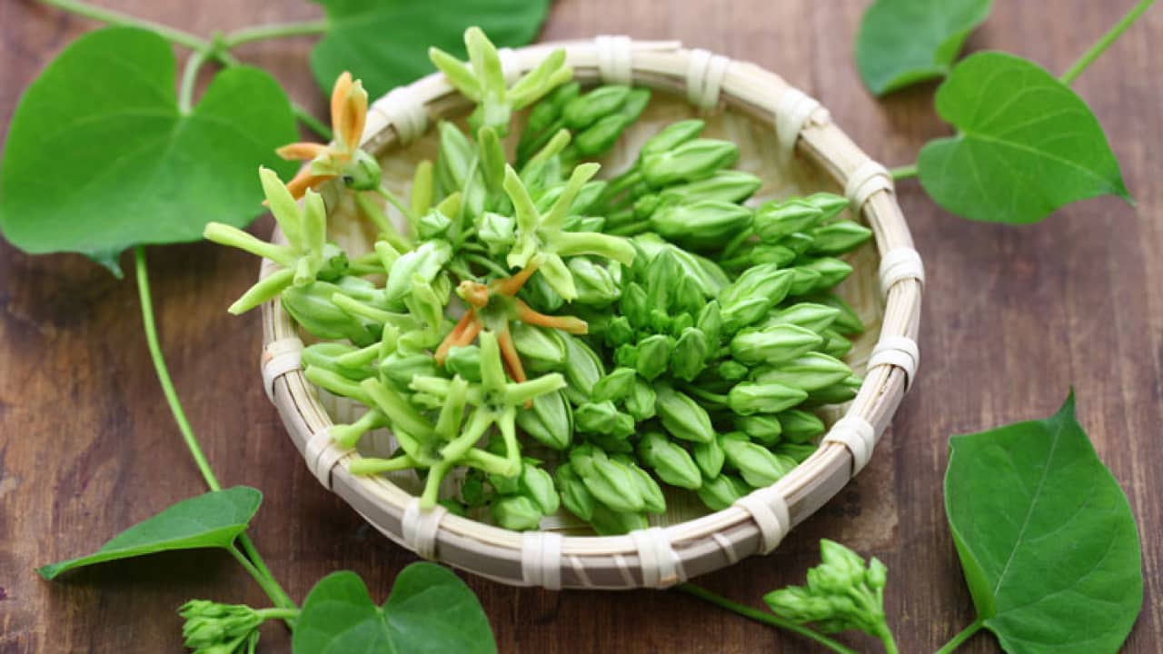 Vừa là hoa, là rau lại là vị "thuốc quý trời ban", mùa hè loại rau này bán đầy ngoài chợ nhưng ít người biết - Ảnh 2.