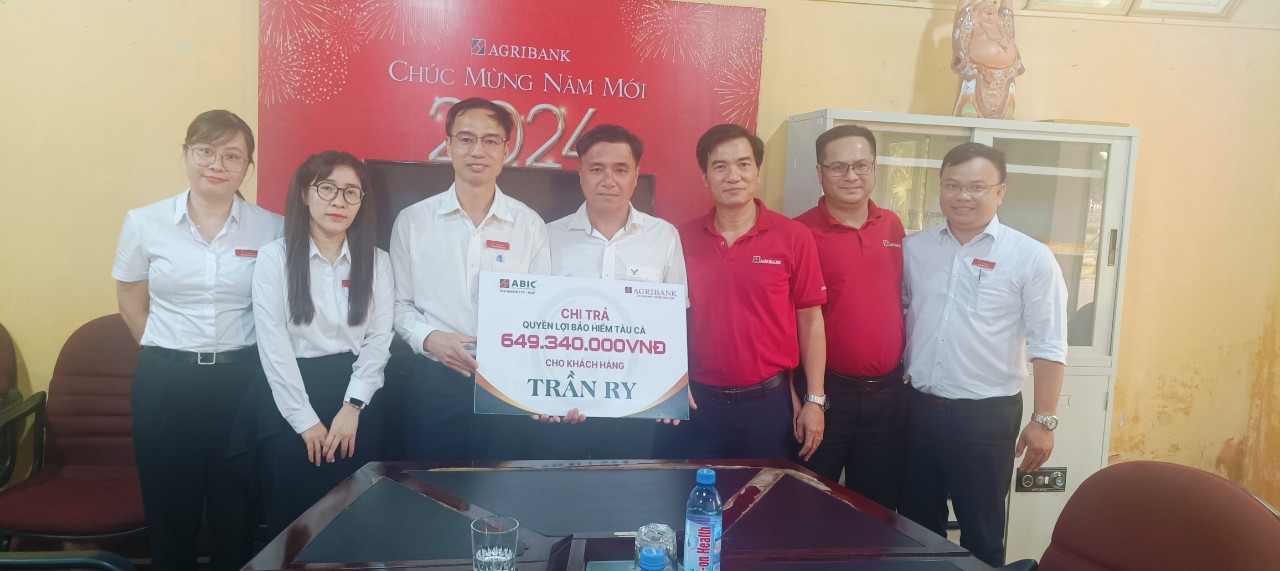 Bảo hiểm Agribank Thừa Thiên Huế chi trả hơn 649 triệu đồng cho chủ một tàu cá bị chìm- Ảnh 1.