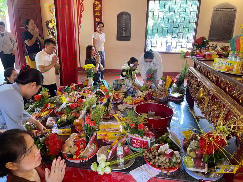 Rằm tháng 7: Phủ Tây Hồ, chùa Trấn Quốc “tấp nập” người đến làm lễ, vái vọng- Ảnh 4.