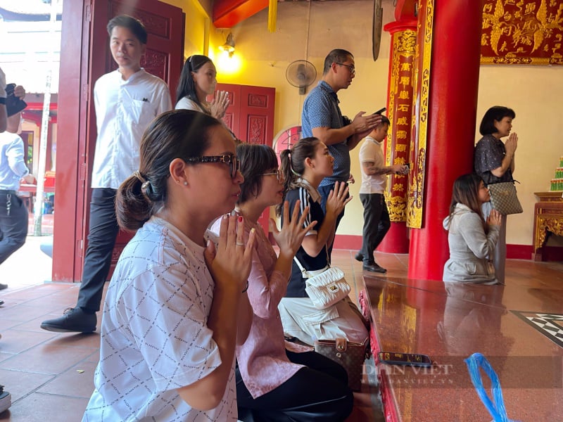 Rằm tháng 7: Phủ Tây Hồ, chùa Trấn Quốc “tấp nập” người đến làm lễ, vái vọng- Ảnh 6.
