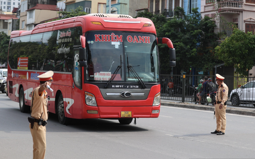 Hàng loạt doanh nghiệp vận tải bị "bêu tên", buộc phải chấm dứt vi phạm - Ảnh 2.