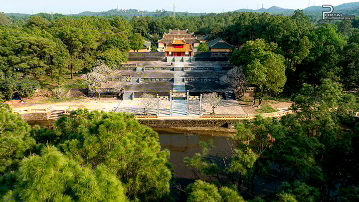 Vì sao lăng mộ của ông vua thứ 3 của vương triều nhà Nguyễn ở một làng của TP Huế lại "một mình một hướng"? - Ảnh 2.