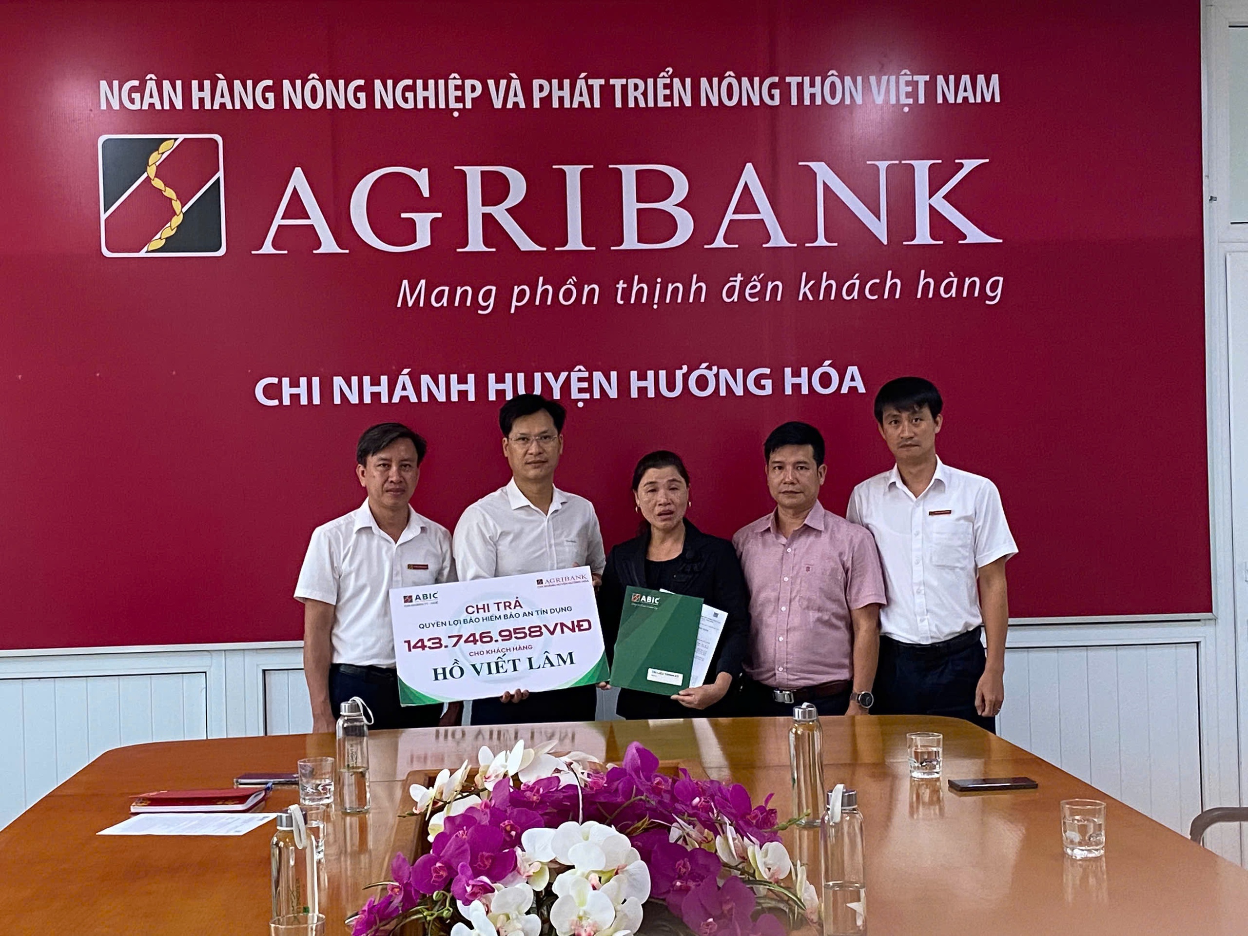 Bảo hiểm Agribank Thừa Thiên Huế chi trả hơn 300 triệu đồng cho khách hàng ở Quảng Trị - Ảnh 1.