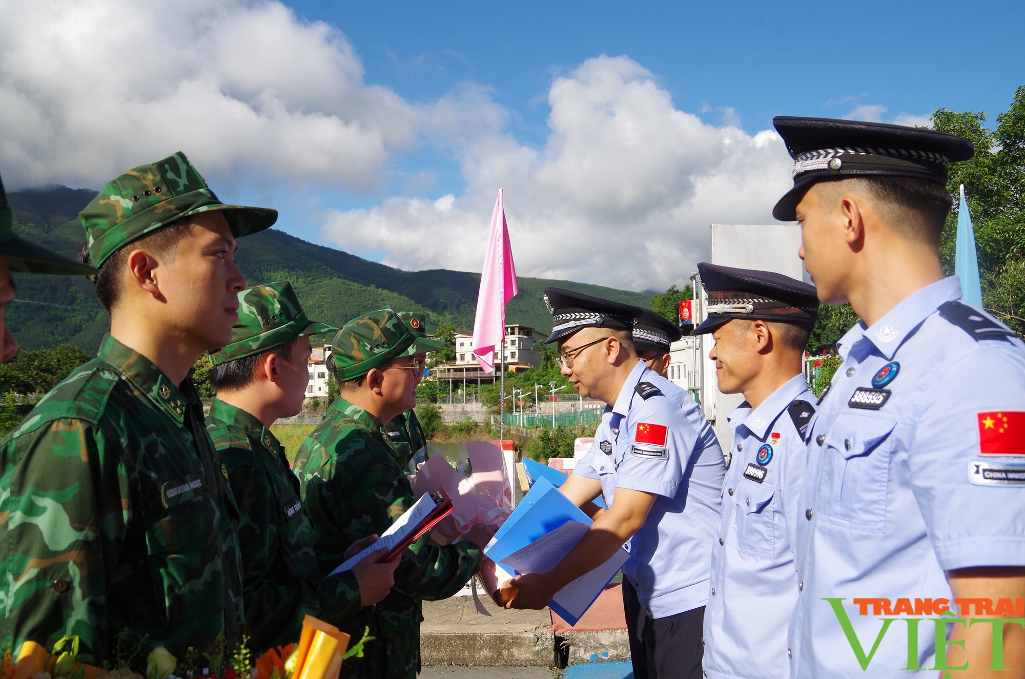 Bộ đội Biên phòng Lai Châu tuần tra liên hợp chấp pháp trên biên giới - Ảnh 1.