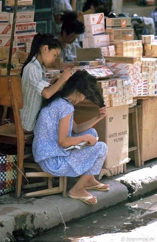 Phụ nữ Hà Nội trong loạt ảnh đời thường đầu thập niên 1990- Ảnh 3.
