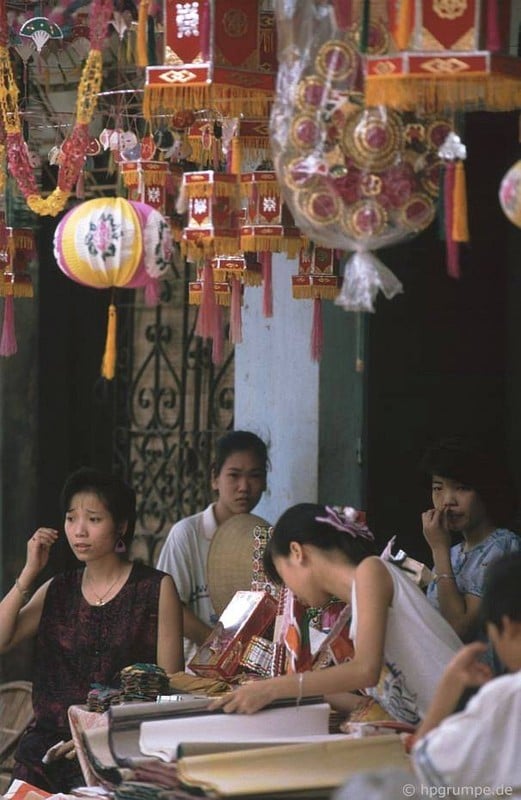 Phụ nữ Hà Nội trong loạt ảnh đời thường đầu thập niên 1990- Ảnh 5.