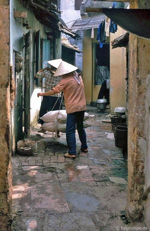 Phụ nữ Hà Nội trong loạt ảnh đời thường đầu thập niên 1990- Ảnh 7.
