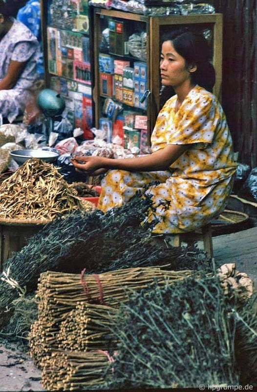 Phụ nữ Hà Nội trong loạt ảnh đời thường đầu thập niên 1990- Ảnh 13.